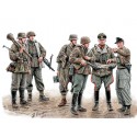 World War II Era, “Let's stop them here !" German military men 1945 1/35