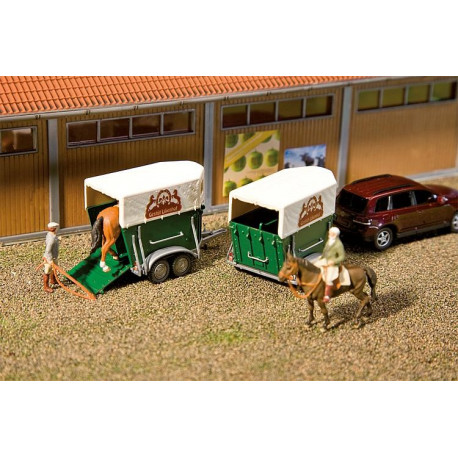 Deux box pour chevaux / 2 Horsetrailers H0