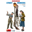 Miniart Street Workers 1/35